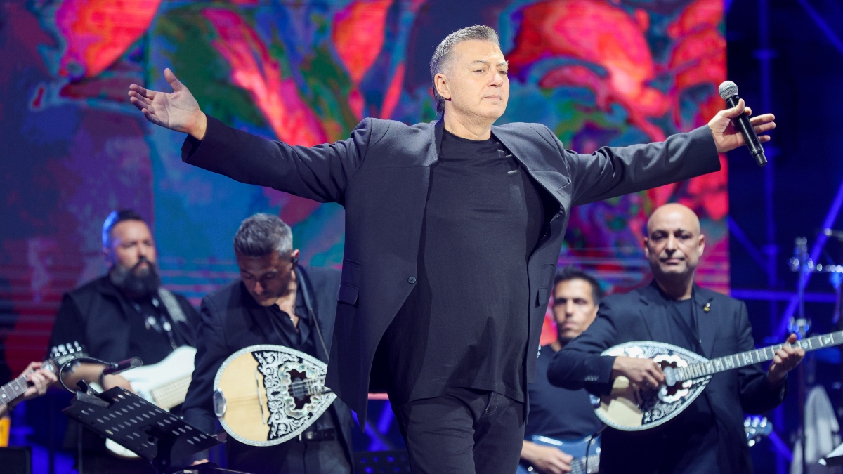 Στο νοσοκομείο με πνευμονία ο Νίκος Μακρόπουλος – Κλείνει ο «Βοτανικός»