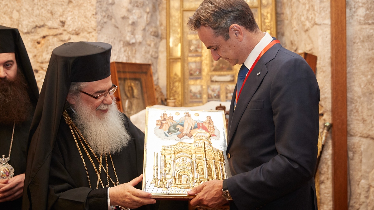 Από χαλιά μέχρι ξίφος: Τα δώρα που έλαβαν Μητσοτάκης και υπουργοί το 2025 – Ποιος πήρε τα περισσότερα