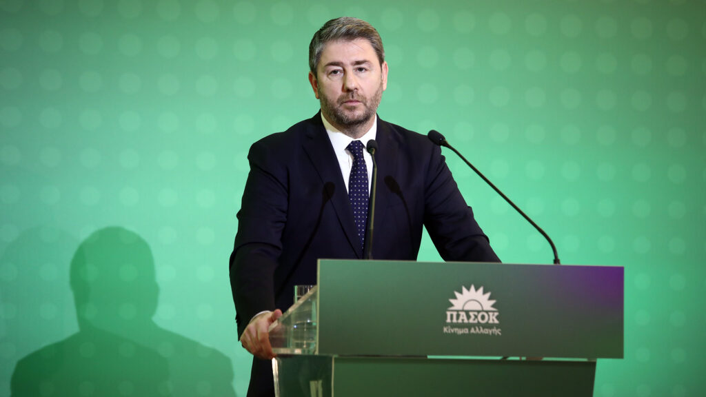 «Σφάζουν με το γάντι» τον Ανδρουλάκη για τη διαγραφή Κωνσταντινόπουλου