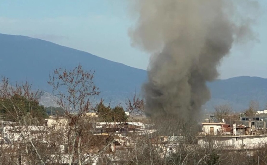 Φωτιά σε διαμέρισμα στη Λάρισα – Πληροφορίες για εγκλωβισμένο