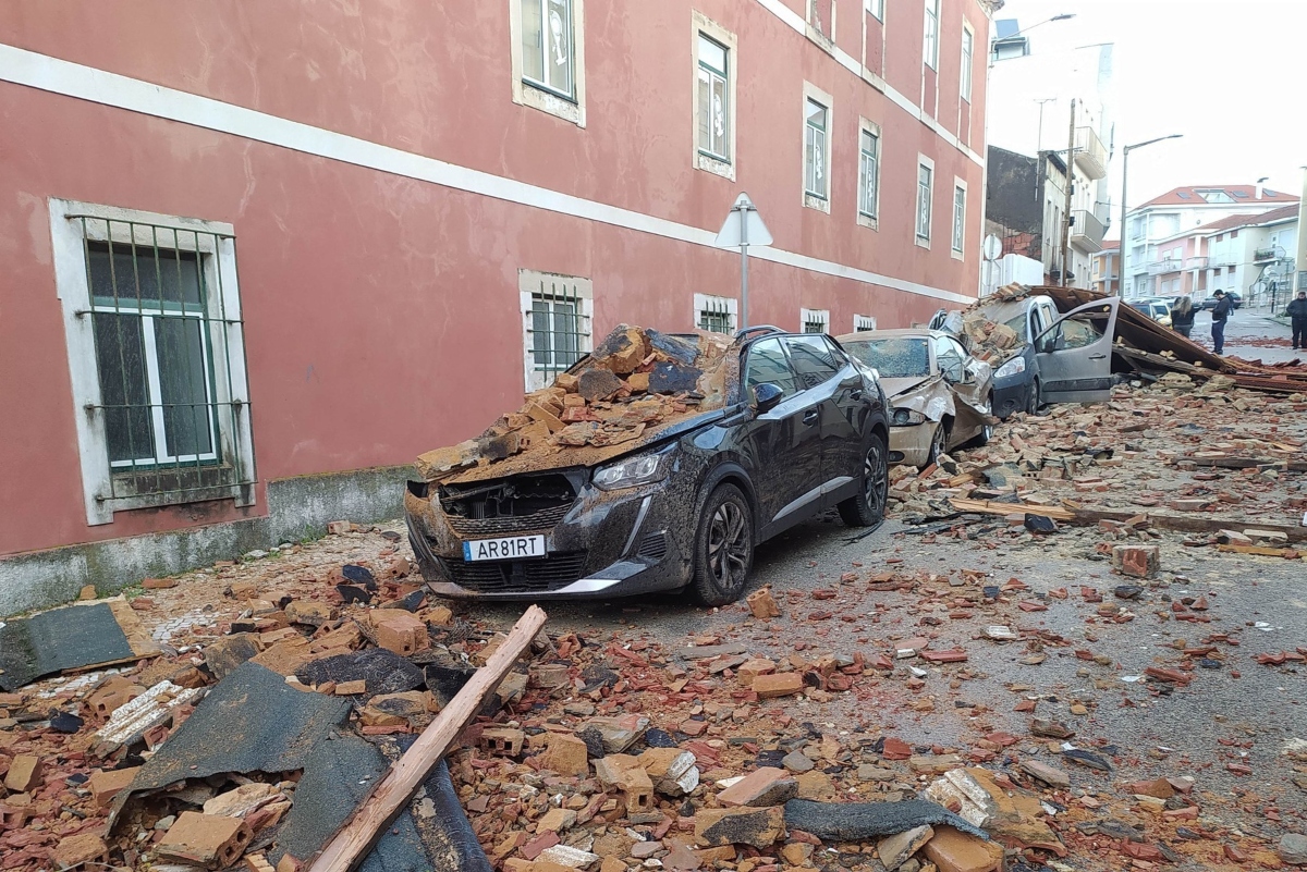 Νεκρούς και ζημιές δισεκατομμυρίων αφήνει στην Πορτογαλία η κακοκαιρία Kristin