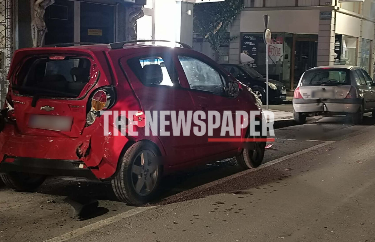 Αυτοκίνητο έπεσε σε παρκαρισμένα και «μπούκαρε» σε φροντιστήριο 5 Αυτοκίνητο έπεσε σε παρκαρισμένα και «μπούκαρε» σε φροντιστήριο