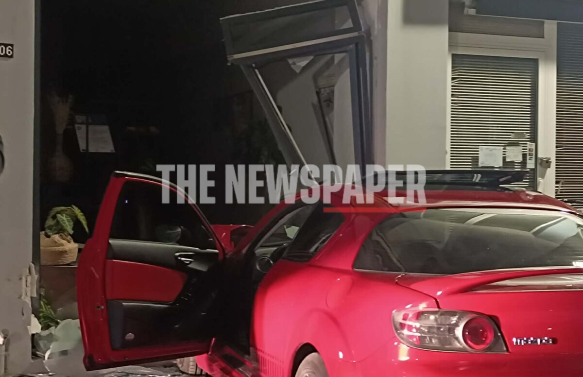 Αυτοκίνητο έπεσε σε παρκαρισμένα και «μπούκαρε» σε φροντιστήριο 2 Αυτοκίνητο έπεσε σε παρκαρισμένα και «μπούκαρε» σε φροντιστήριο