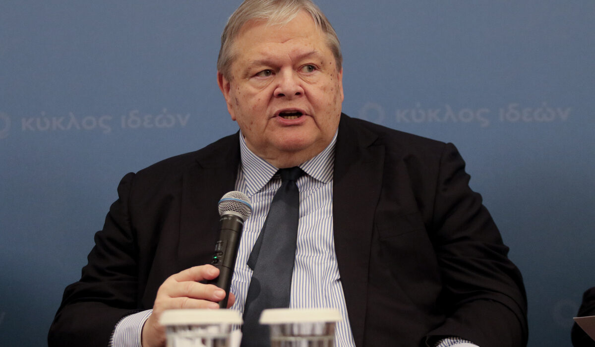 Βενιζέλος μαινόμενος κατά κυβέρνησης για Τέμπη και ΟΠΕΚΕΠΕ –  Λάβρος στην εκδήλωση για τη συνταγματική αναθεώρηση