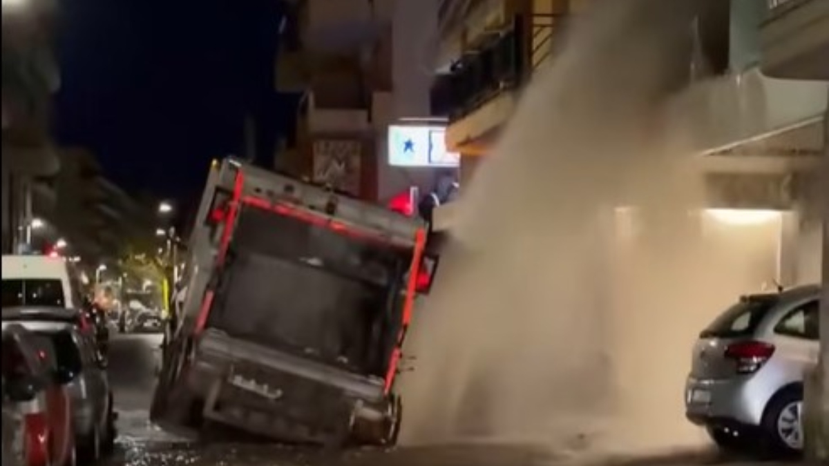 Ξάνθη: Σπασμένος αγωγός προκάλεσε καθίζηση, βούλιαξε απορριμματοφόρο και τα νερά έφτασαν στον… 1ο όροφο