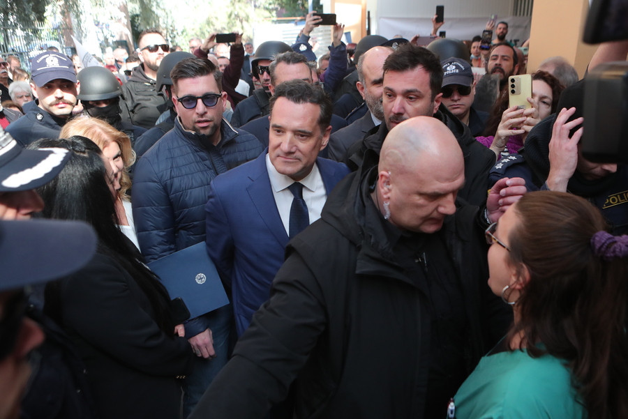 Ο Άδωνις Γεωργιάδης καταγγέλλει «τη βία του ΚΚΕ και της ΑΝΤΑΡΣΥΑ» – Άγρια επεισόδια στο νοσοκομείο της Νίκαιας (βίντεο, εικόνες)