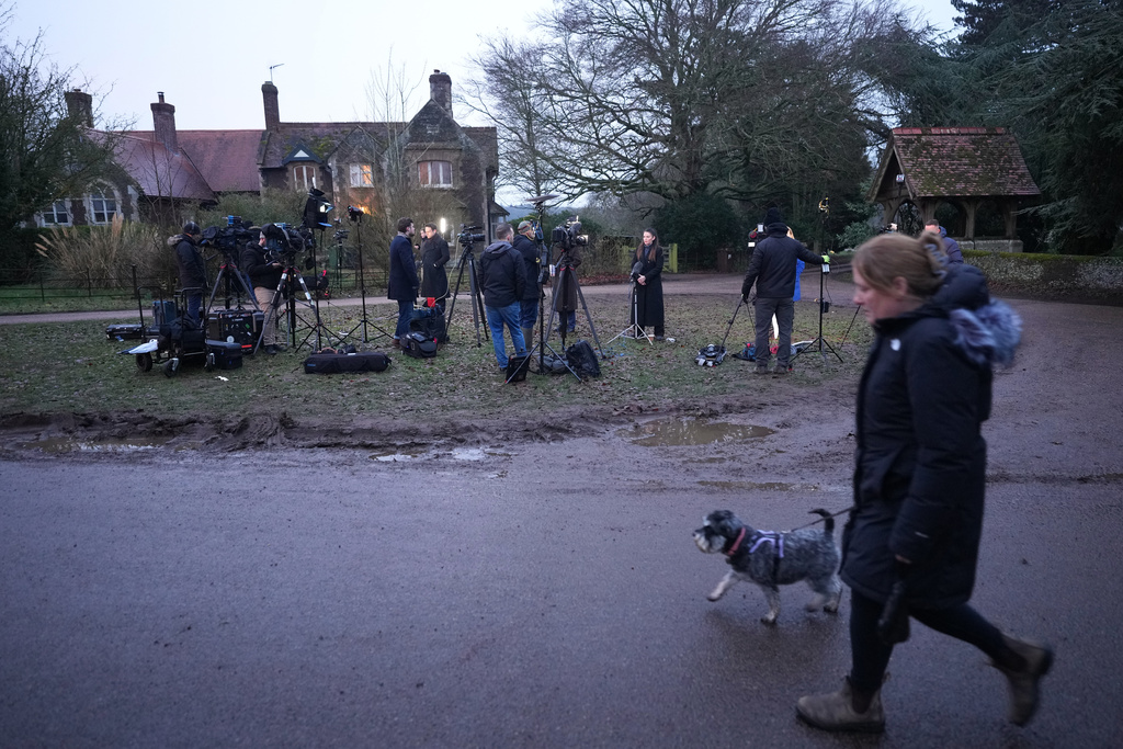 «Πολιορκία» στο βασιλικό κτήμα: Τι ψάχνουν οι Αρχές στο πρώην σπίτι του Άντριου