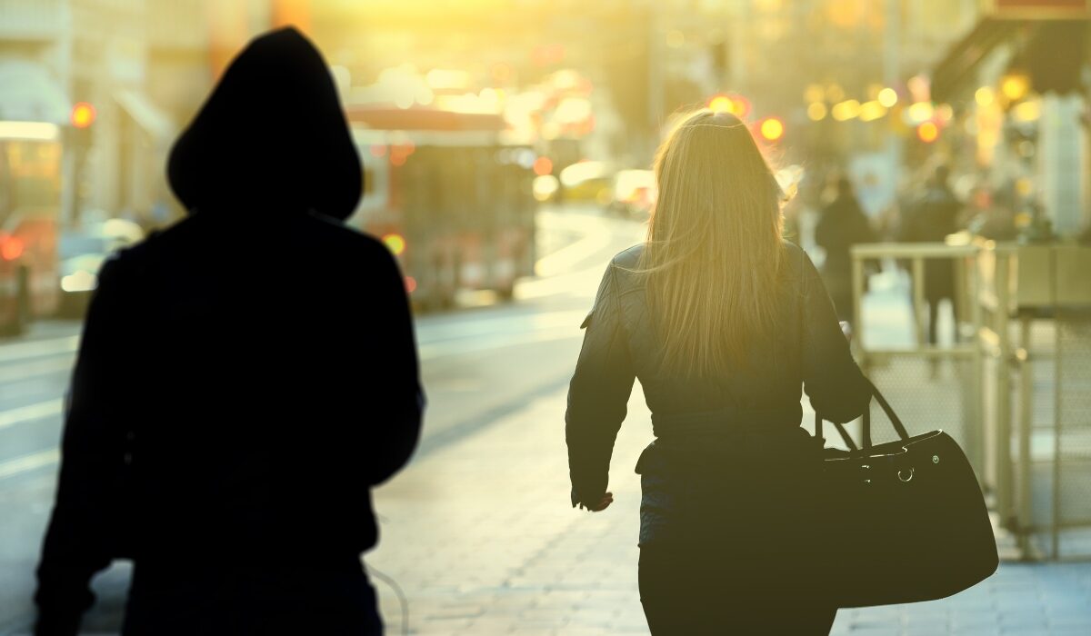 Στη φυλακή 55χρονη stalker που παρενοχλούσε δημοσιογράφο – Της έστελνε λουλούδια και κολάζ με φωτογραφίες της