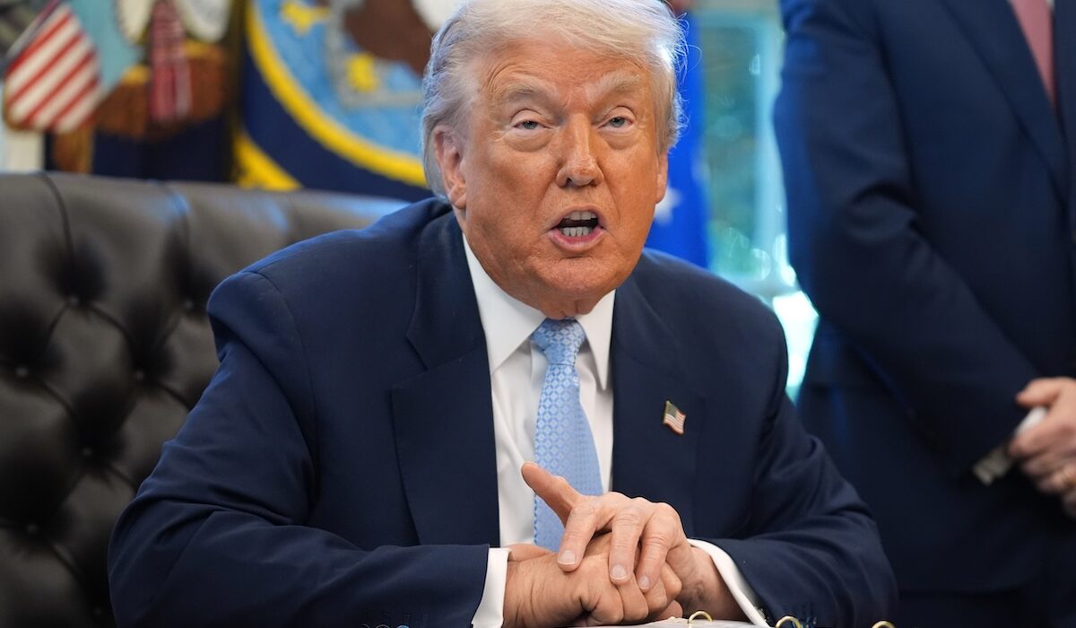 Τραμπ για Ιράν: Θα ισοπεδώσουμε την πυραυλική του βιομηχανία, θα καταστρέψουμε το ναυτικό τους