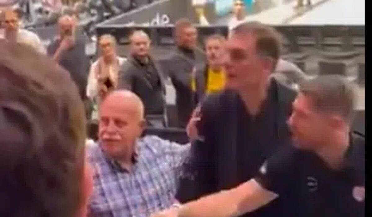 Ένταση με Μπαρτζώκα στο Ντουμπάι: Ανέβηκε στην εξέδρα και ζήτησε το λόγο από οπαδό που τον έβρισε στα ελληνικά (βίντεο)