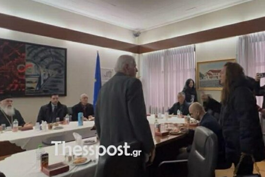 Θεσσαλονίκη: Οργή συγγενών θυμάτων των Τεμπών για την παρουσία Κυρανάκη στο μνημόσυνο – «Δολοφόνοι των παιδιών μας» (βίντεο)