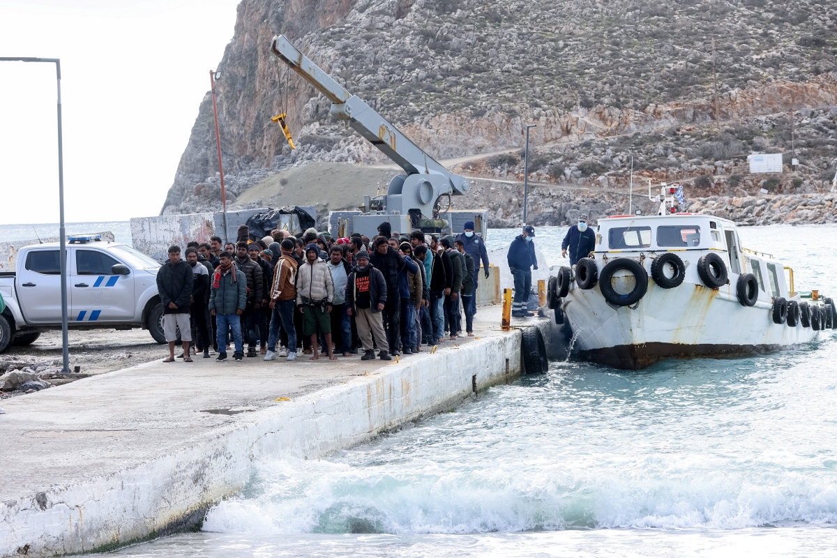 Ναυάγιο στους Καλούς Λιμένες Κρήτης: Τρεις νεκροί μετανάστες – Αγωνία για 25 αγνοούμενους