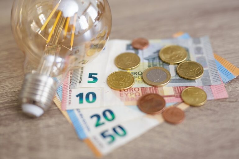 Αυξάνεται η τιμή στο ρεύμα: Πώς ο καύσωνας εκτοξεύει τα πράσινα τιμολόγια