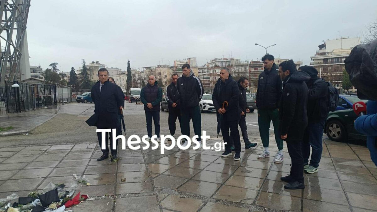 Στην Τούμπα αντιπροσωπεία της ΚΑΕ Παναθηναϊκός: Άφησαν λουλούδια στη μνήμα των 7 οπαδών