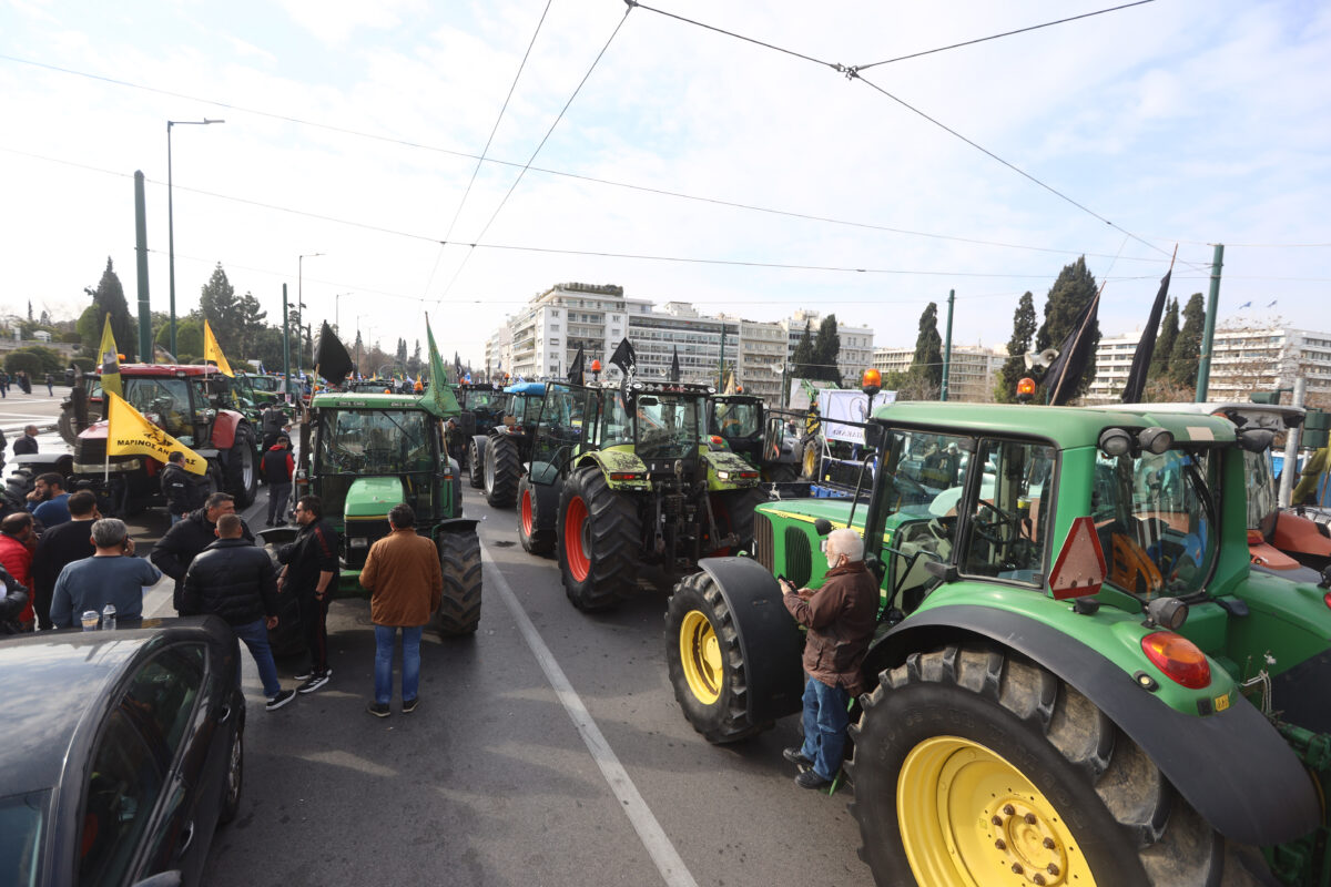 Οι αγρότες κατεβαίνουν Σύνταγμα με τα τρακτέρ: Κλειστοί δρόμοι σε όλη την Αθήνα