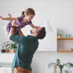 Νέα άδεια για εργαζόμενους γονείς – Ποιοι δικαιούνται έως 8 ημέρες με αποδοχές