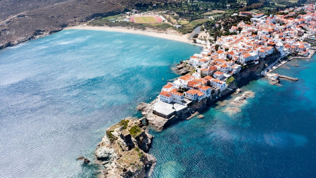 Παράδεισος κοντά στην Αθήνα: Το ελληνικό νησί με την πασίγνωστη παραλία που μαγεύει Γερμανούς και Ελβετούς