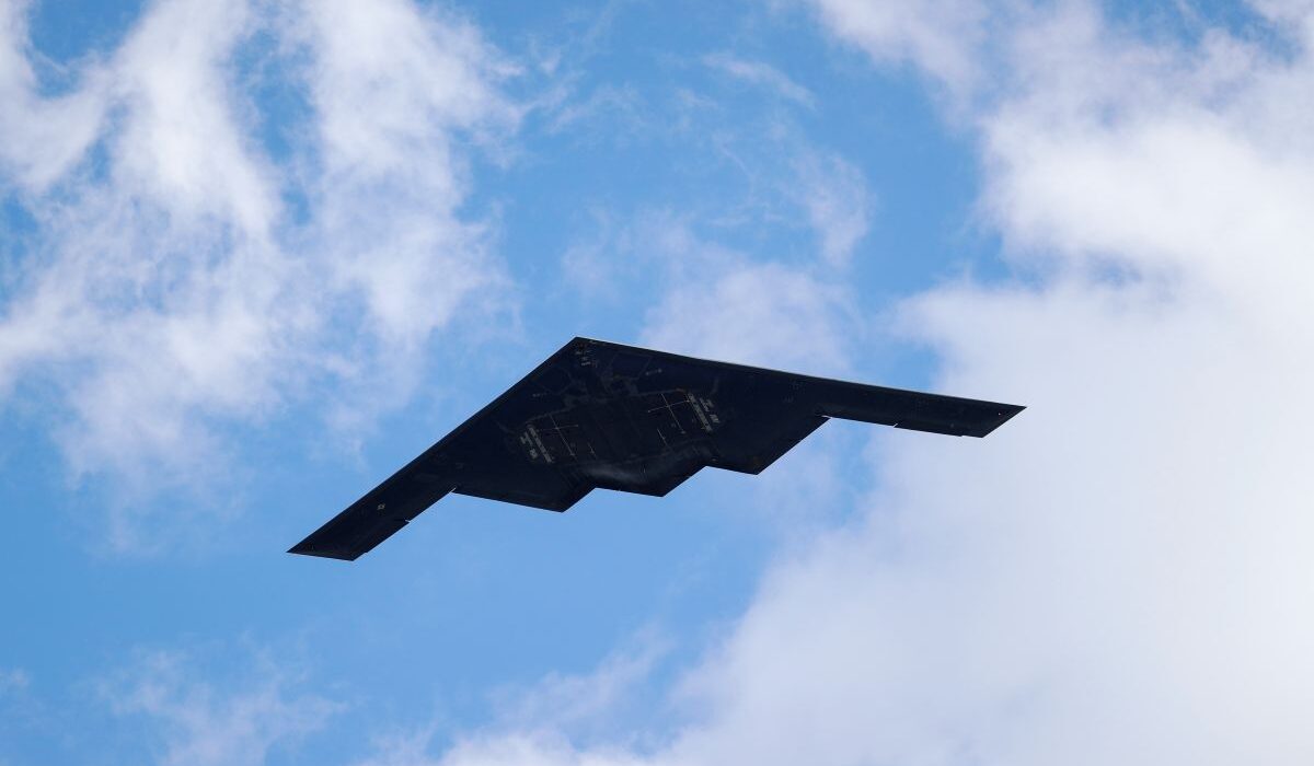 Βίντεο με «αόρατα» βομβαρδιστικά B-2 προς το Ιράν: Πυραυλικό μπαράζ από τους Φρουρούς της Επανάστασης