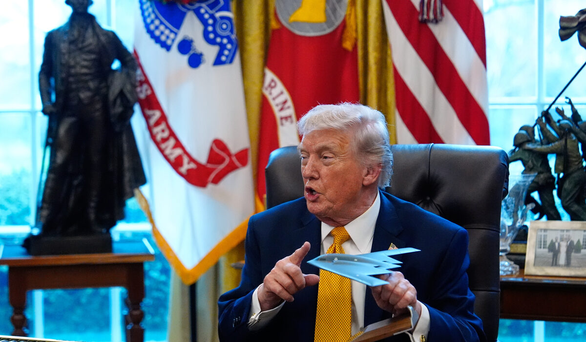 Αρχίζει και τρώει «χαστούκια» ο Τραμπ και στην Αμερική και στην Ευρώπη