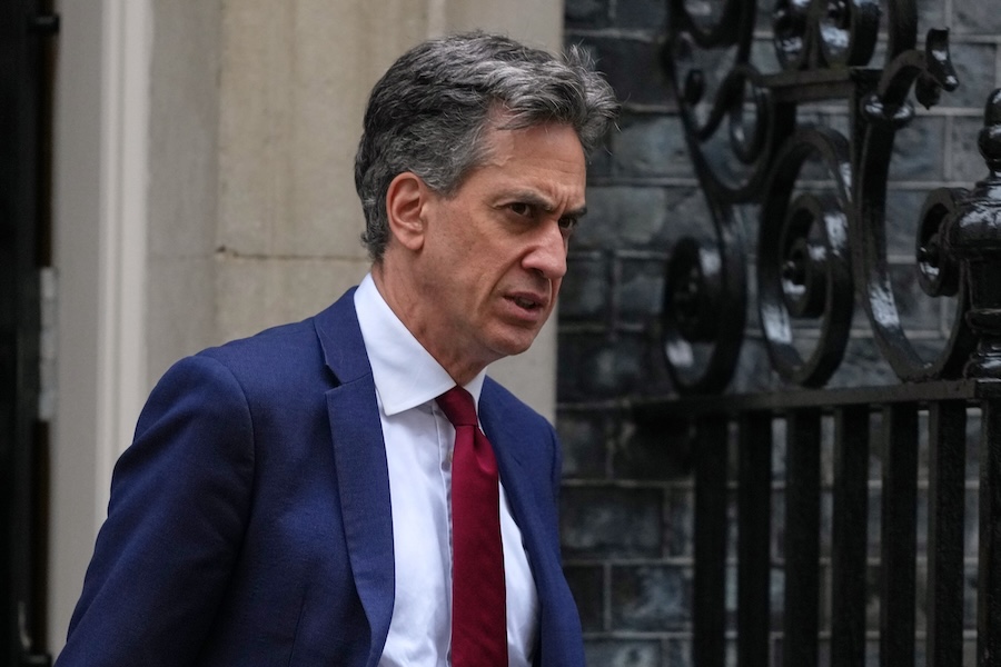 Βρετανία: Εξετάζει αποστολή πλοίων και drones στα Στενά του Ορμούζ μετά το κάλεσμα Τραμπ