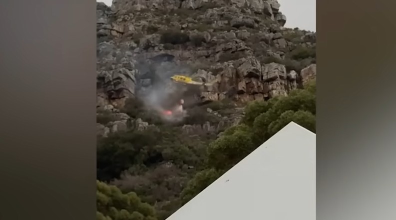 Νότια Αφρική: Η στιγμή που πυροσβεστικό ελικόπτερο συντρίβεται στις φλόγες (Βίντεο)