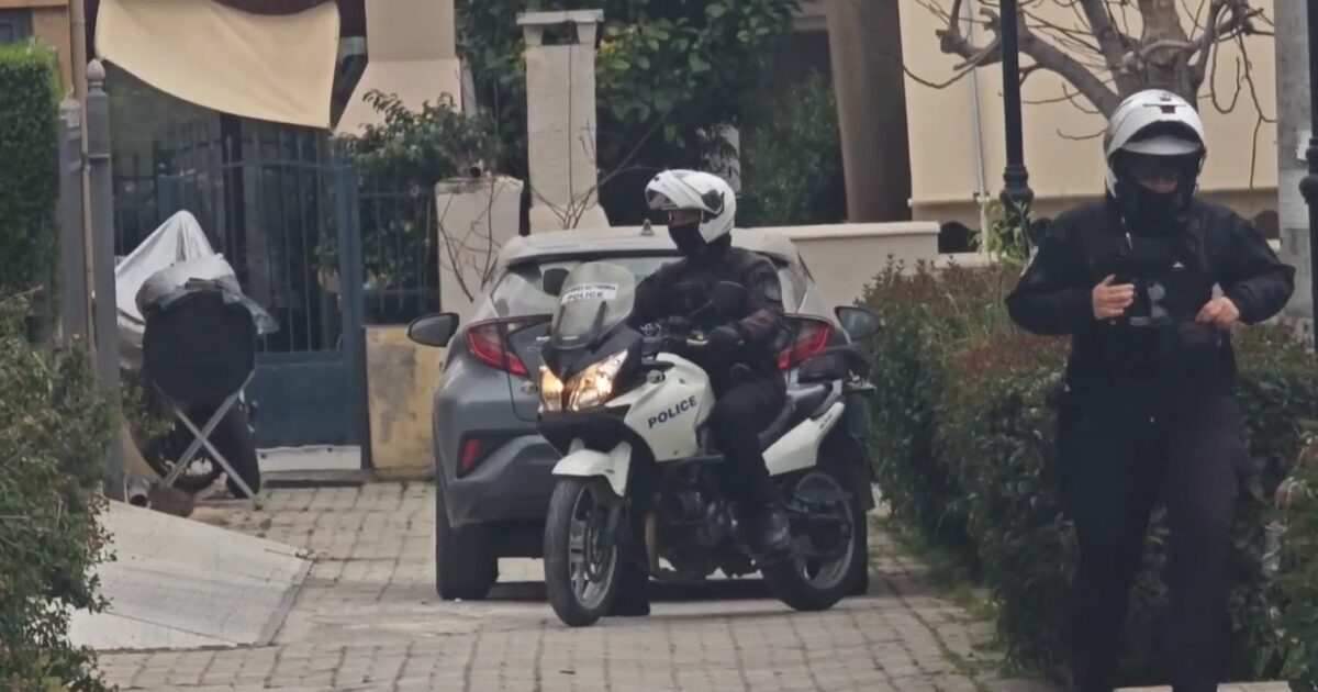 Βίντεο από την έφοδο της αστυνομίας στην αποθήκη του γκαλερίστα Γιώργου Τσαγκαράκη