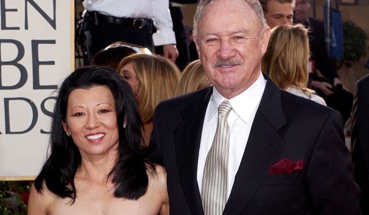 Σε ανώνυμο τάφο, κάτω από ένα δέντρο είναι θαμμένοι ο Τζιν Χάκμαν και η Μπέτσι Αρακάουα