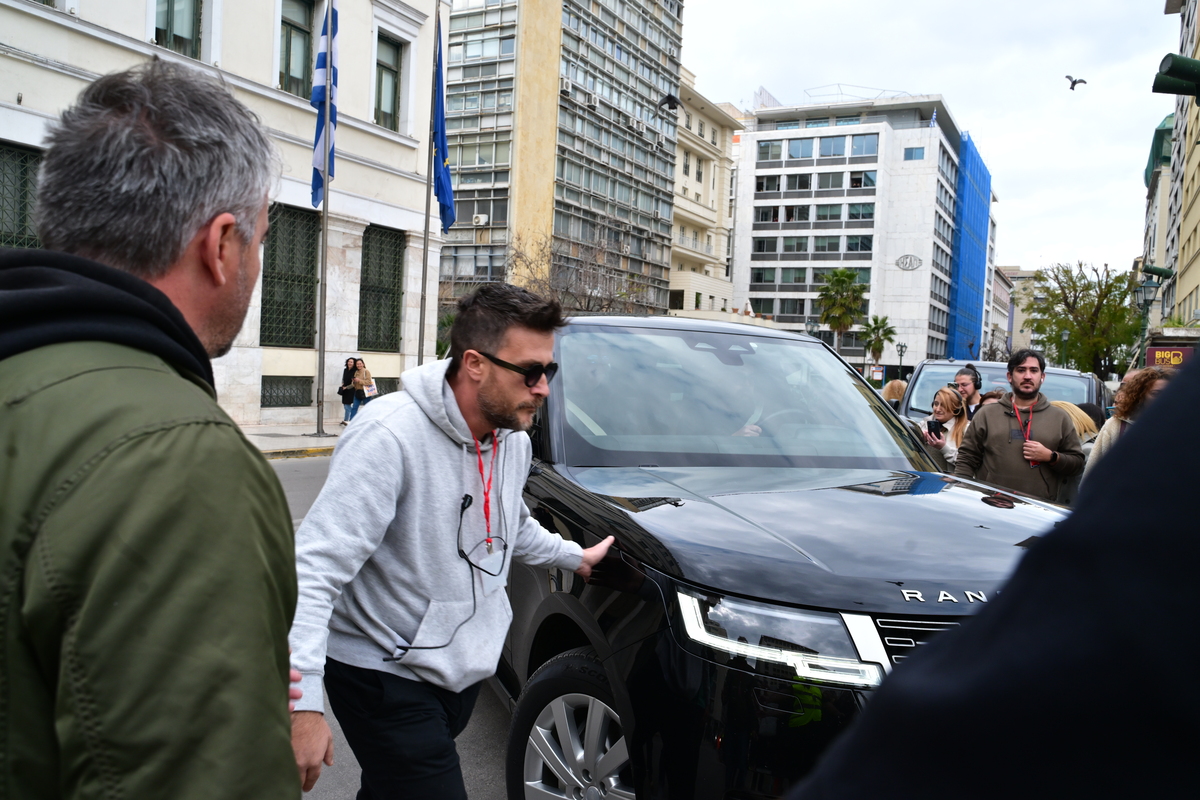 Η στιγμή που ο Μπραντ Πιτ φτάνει με τζιπ στην πλατεία Κοτζιά και πηγαίνει στο καμαρίνι του (Βίντεο, Εικόνες)