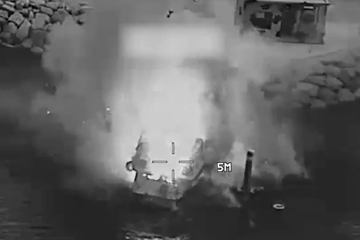 Αμερικανικά πλήγματα σε ιρανικά σκάφη – Τραμπ: «Καταστρέψαμε πλοία πόντισης ναρκών» (βίντεο)