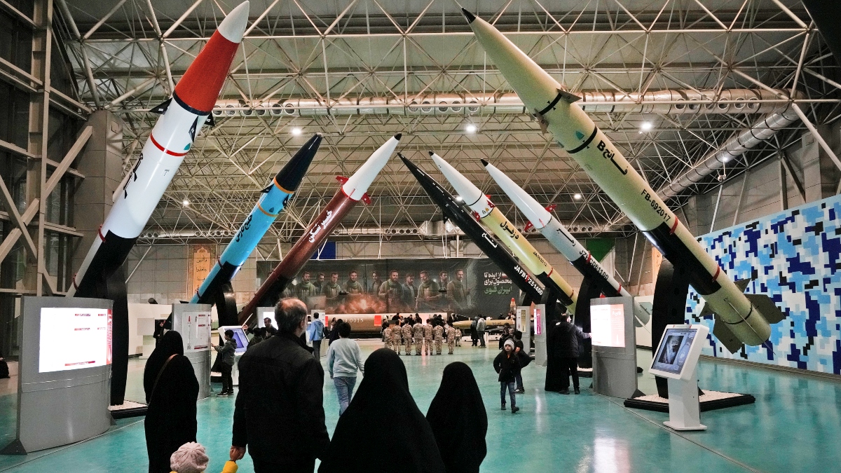 DMD, το «κρυφό όπλο» του Ιράν: Η στρατιωτική μηχανή, που δέχεται 460 χτυπήματα την ημέρα, και όμως αντέχει