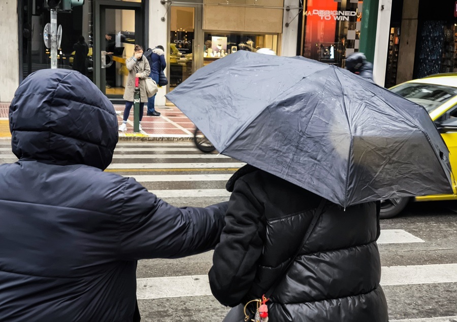 Καιρός: Βροχές σε πολλές περιοχές, «τσιμπάει» λίγο η θερμοκρασία – Πού θα χιονίσει