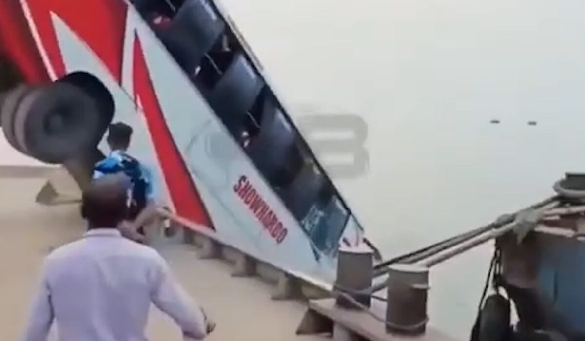 Τραγωδία στο Μπαγκλαντές: Γεμάτο λεωφορείο έκανε βουτιά σε ποτάμι - 18 νεκροί, πολλοί αγνοούμενοι (βίντεο)