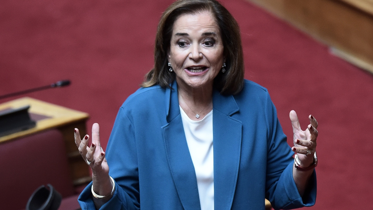 Η «τραγουδίστρια» Ντόρα Μπακογιάννη και η… «λουλουδού» Νίκη Τζαβέλλα