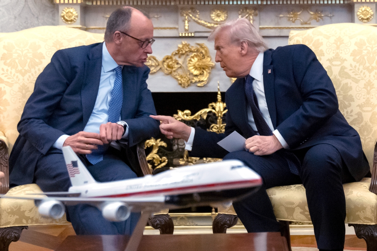 Πυρά Μερτς κατά Τραμπ: «Κάνει λάθος και με το Ιράν και με τη Ρωσία»