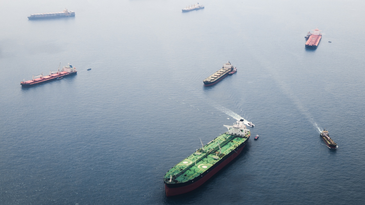 Προειδοποίηση από τον παγκόσμιο πετρελαϊκό κολοσσό Aramco: «Καταστροφικές συνέπειες αν παραταθεί το κλείσιμο των Στενών του Ορμούζ»