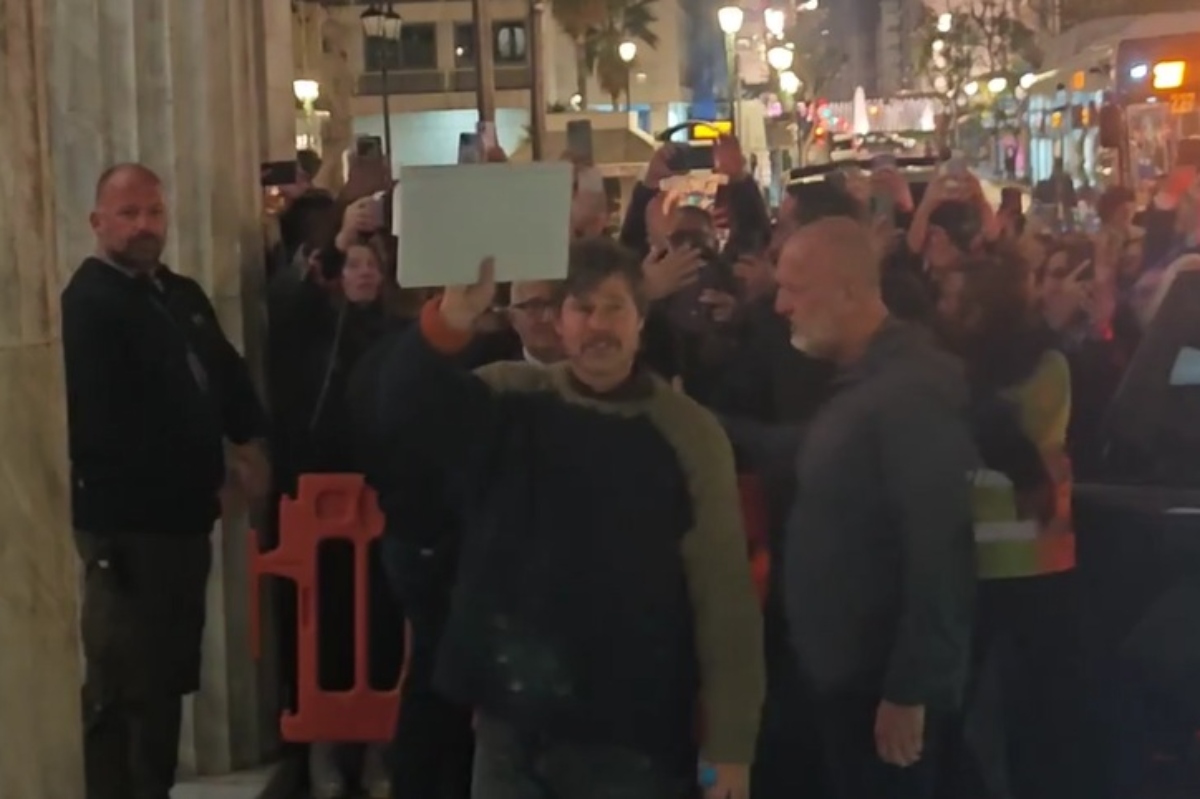 Μπραντ Πιτ: Τα έδωσαν όλα θαυμαστές που τον περίμεναν έξω από το δημαρχείο – Βίντεο