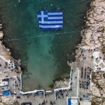 25η Μαρτίου: Γαλανόλευκη σημαία 180 τ.μ. στην Πειραϊκή για την εθνική επέτειο