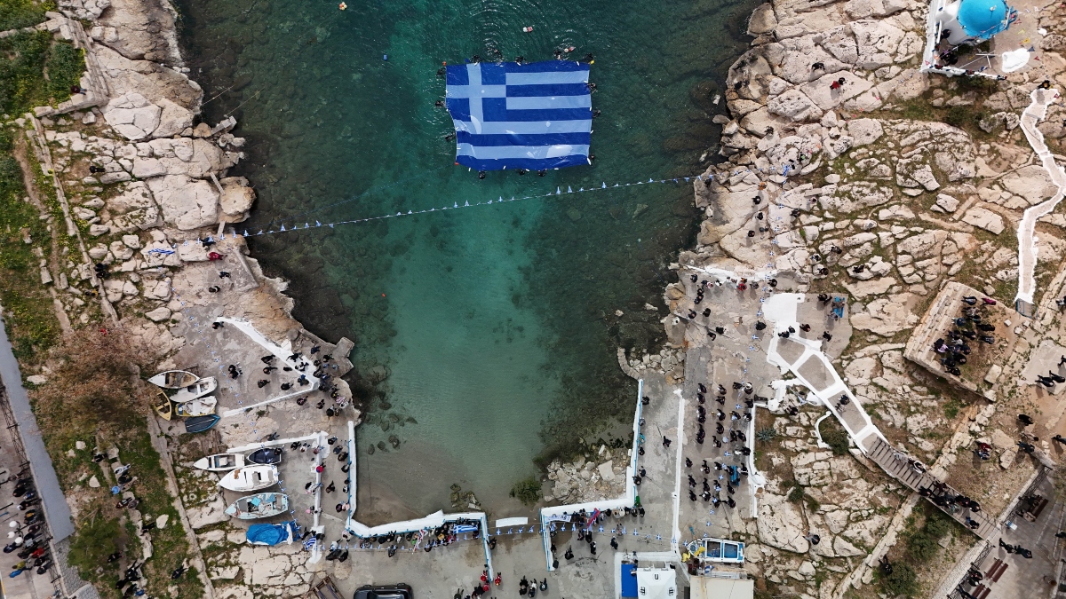 25η Μαρτίου: Γαλανόλευκη σημαία 180 τ.μ. στην Πειραϊκή για την εθνική επέτειο