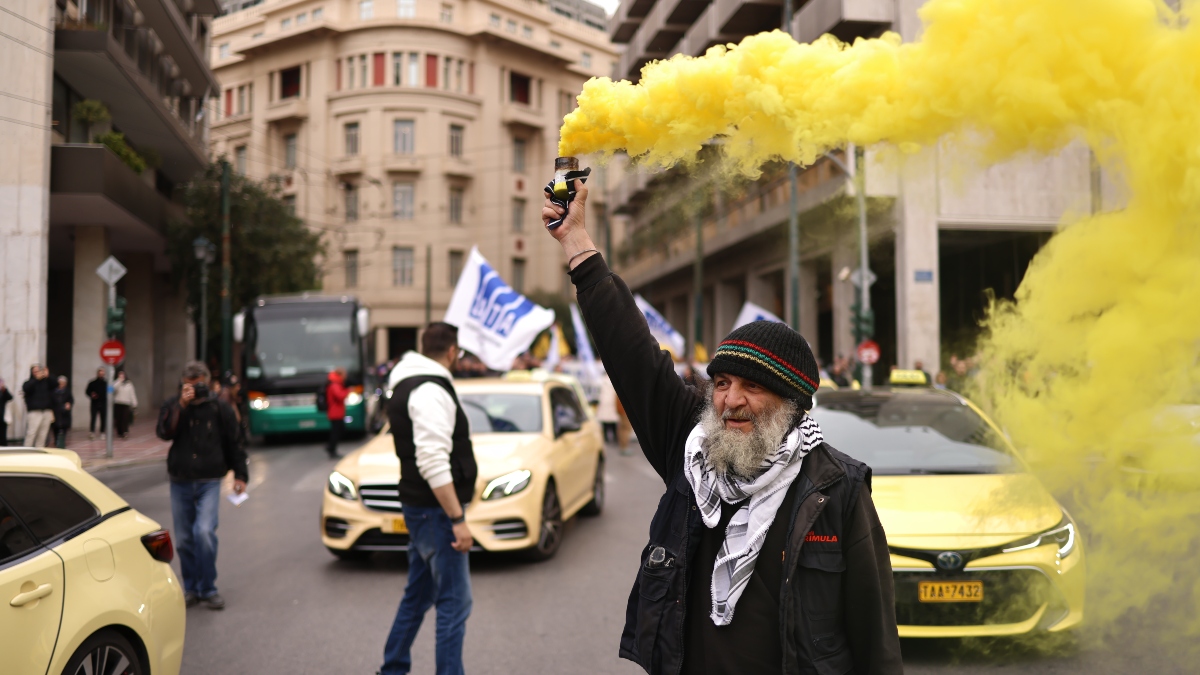 Ταξί: Ο οδηγός με το καπνογόνο που έγινε «σύμβολο» των κινητοποιήσεων - «Δεν μπορώ χωρίς την κιτρινιάρα μου»