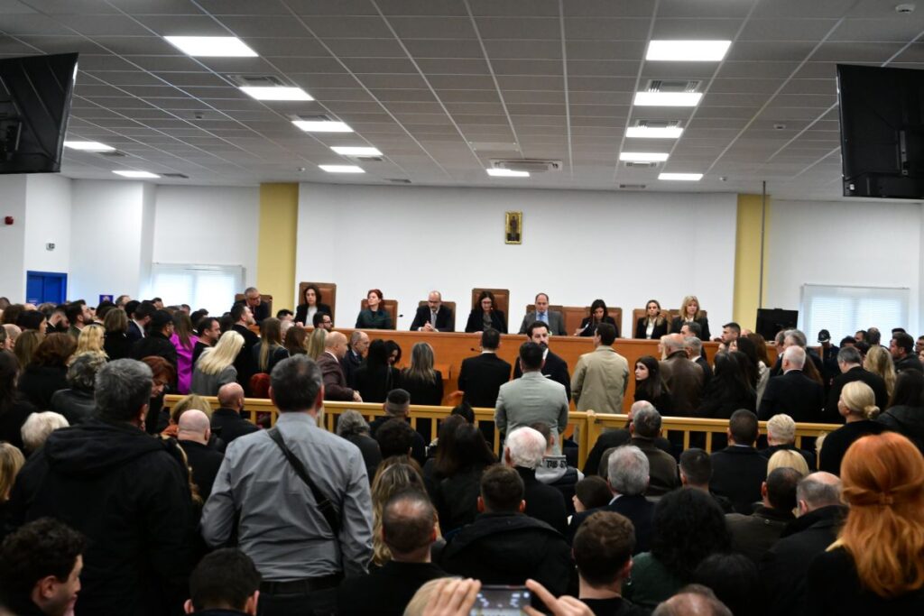 «Τσαλαπατάτε τη μνήμη των παιδιών μας»: Το μεγάλο φιάσκο στην έναρξη της δίκης των Τεμπών (Βίντεο)