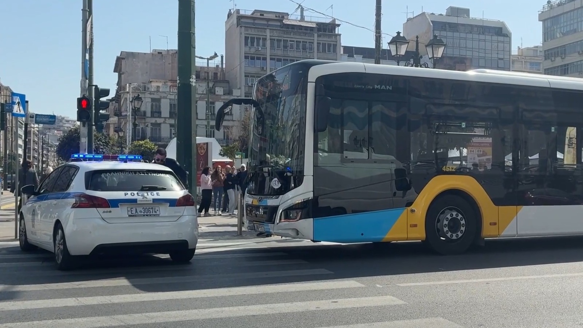 Σοβαρό τροχαίο στον Πειραιά: Ηλικιωμένος σε κρίσιμη κατάσταση μετά παράσυρση από λεωφορείο