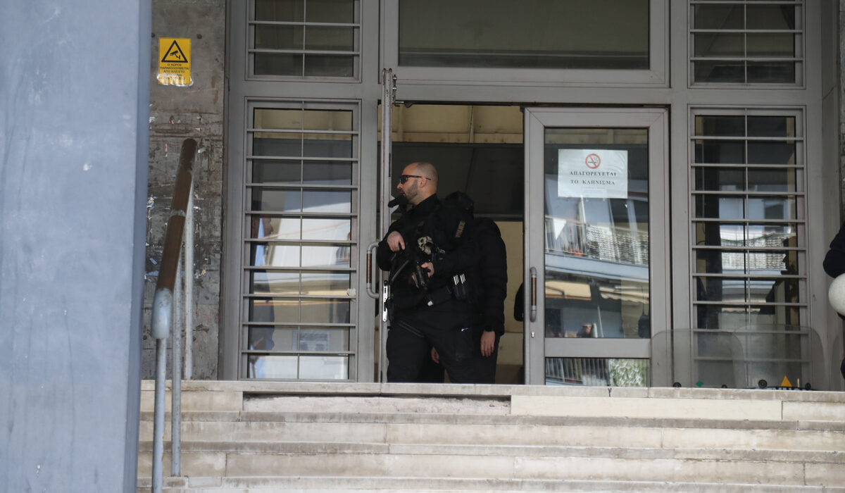 Παραδόθηκε ο 20χρονος που εμπλέκεται στη δολοφονία του Κλεομένη στην Καλαμαριά