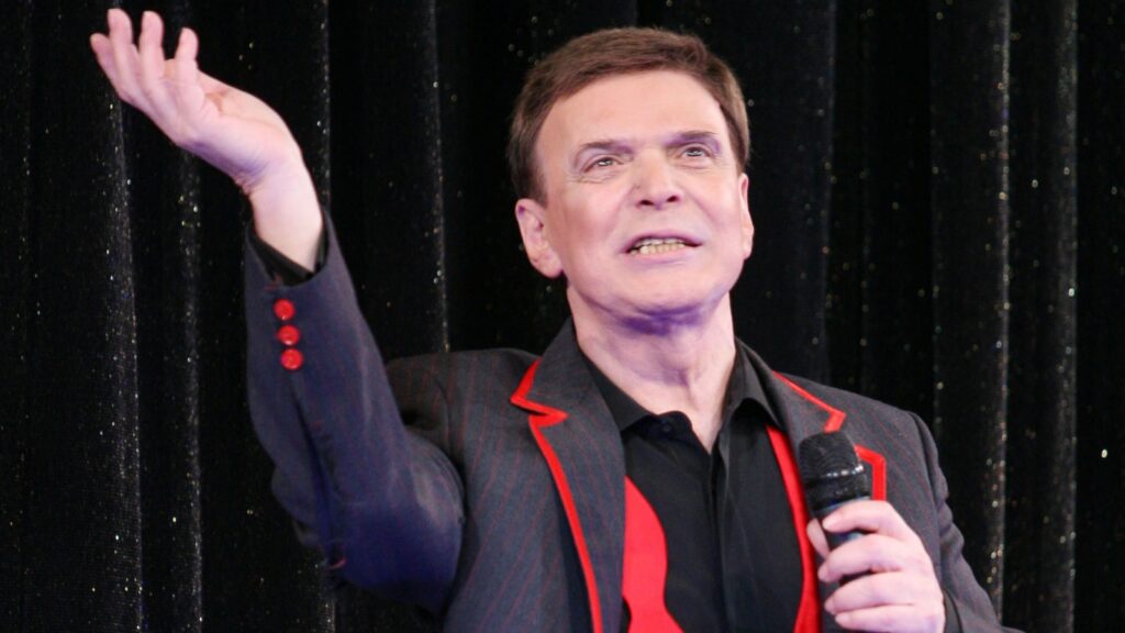 Πέθανε ο Γιώργος Μαρίνος – Ο άνθρωπος που δίδαξε στους Έλληνες τι σημαίνει show