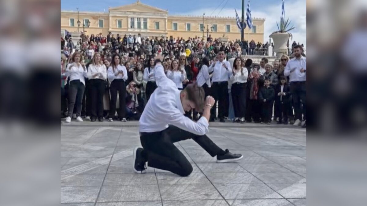 Το viral ζεϊμπέκικο μετά την παρέλαση που «ξεσήκωσε» το Σύνταγμα και το... TikTok