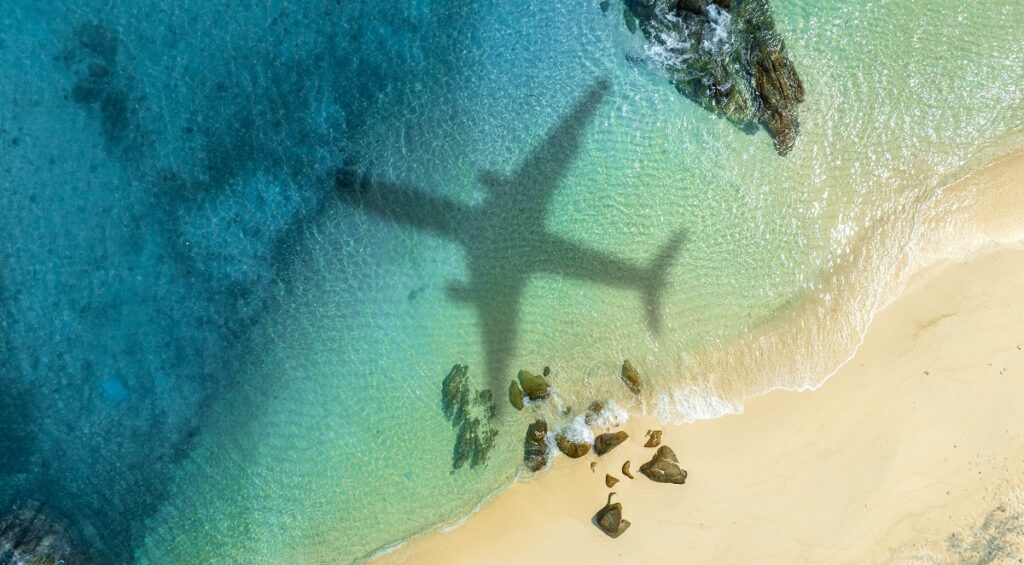 «Πετάνε» στα ύψη οι τιμές των αεροπορικών εισιτηρίων για τον Αύγουστο