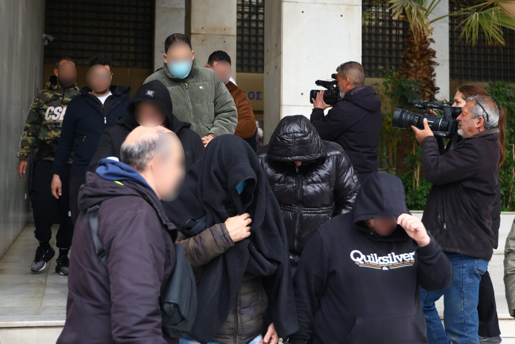 Στην Ευελπίδων οι επιχειρηματίες, ο Tik Toker και ο παίκτης ριάλιτι για το κύκλωμα με τις εικονικές εταιρείες – Φωτογραφίες