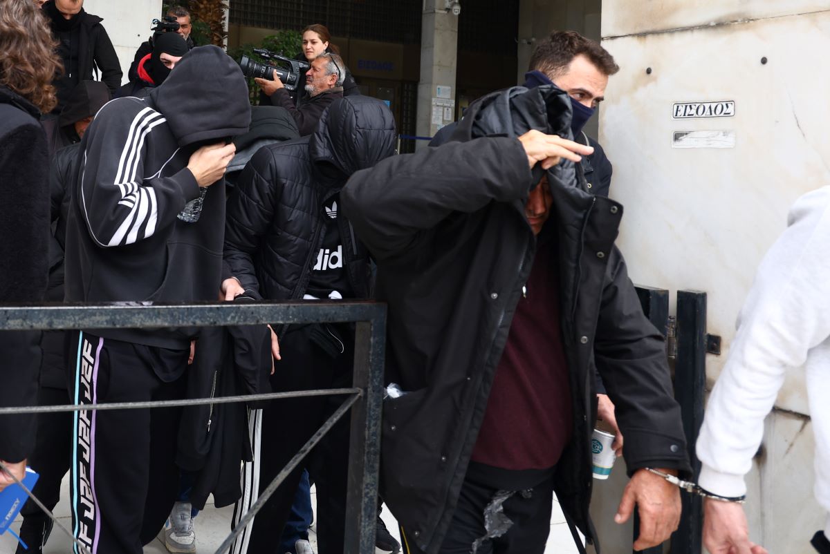 απάτη, κυκλωμα, μοντέλα, επιχειρηματίες