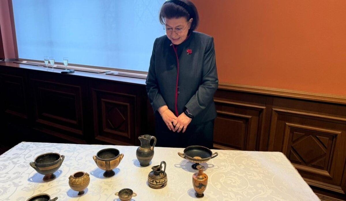 Επαναπατρίζονται 9 αρχαία αγγεία που είχαν κλαπεί από το Αρχαιολογικό Μουσείο του Άργους