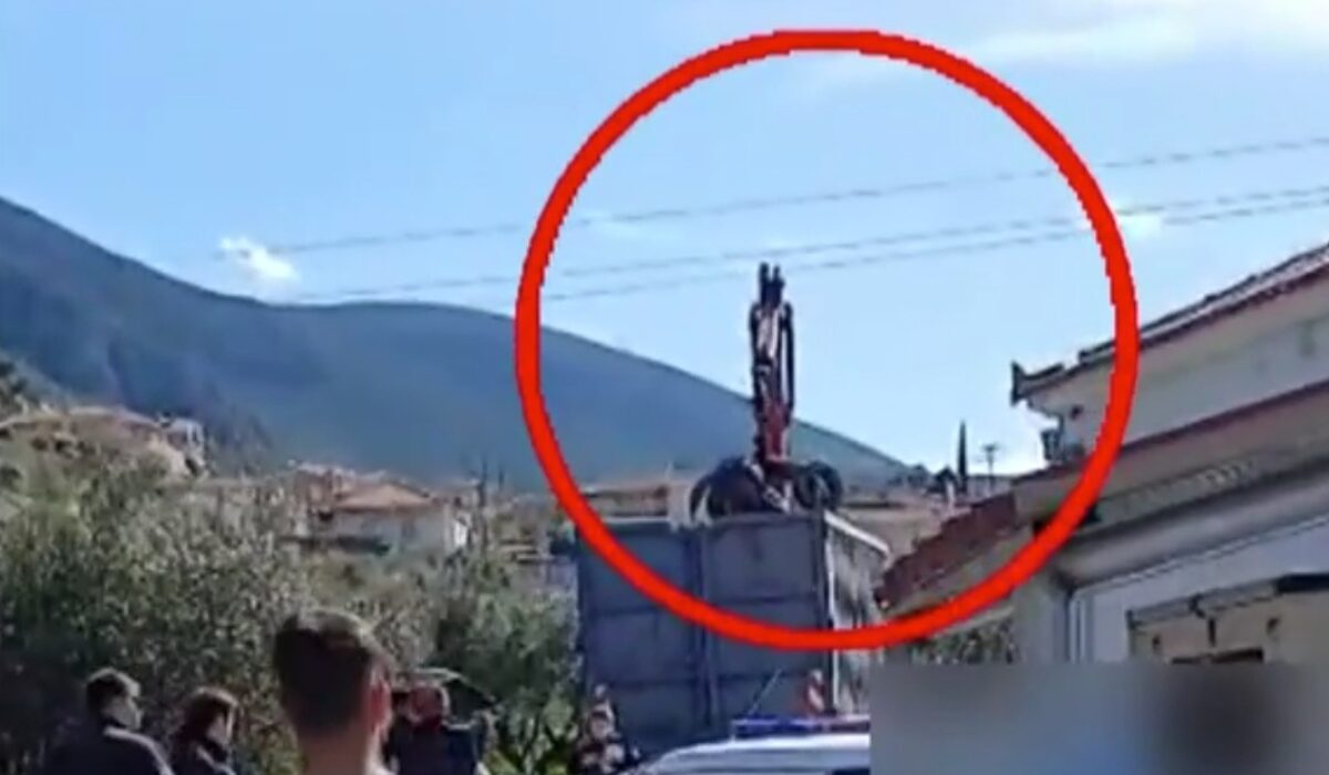 Βίντεο από την τραγωδία με δύο νεκρούς στο Άστρος Κυνουρίας – Ακούμπησε τα καλώδια ο γερανός