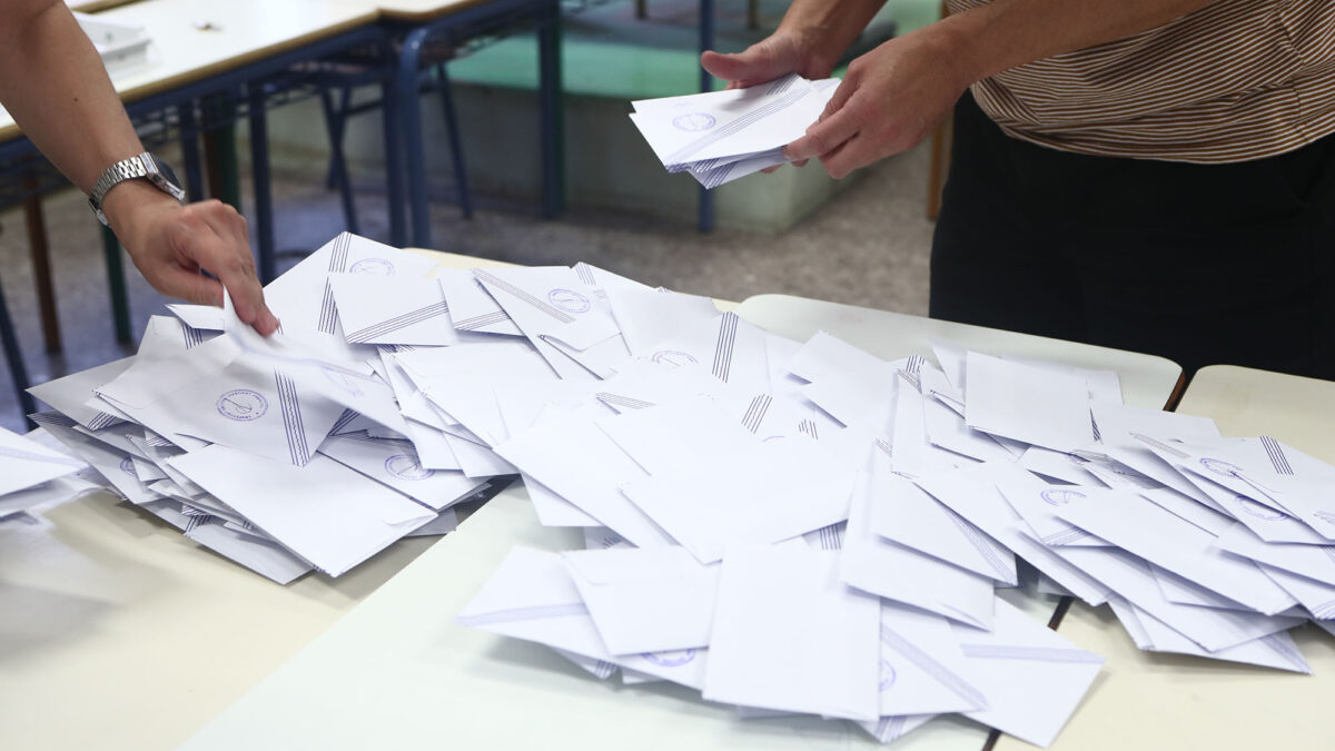 Δημοσκόπηση Interview: Στο 15,7% η «ψαλίδα» ΝΔ και ΠΑΣΟΚ – Μειώνεται η δυναμική Καρυστιανού